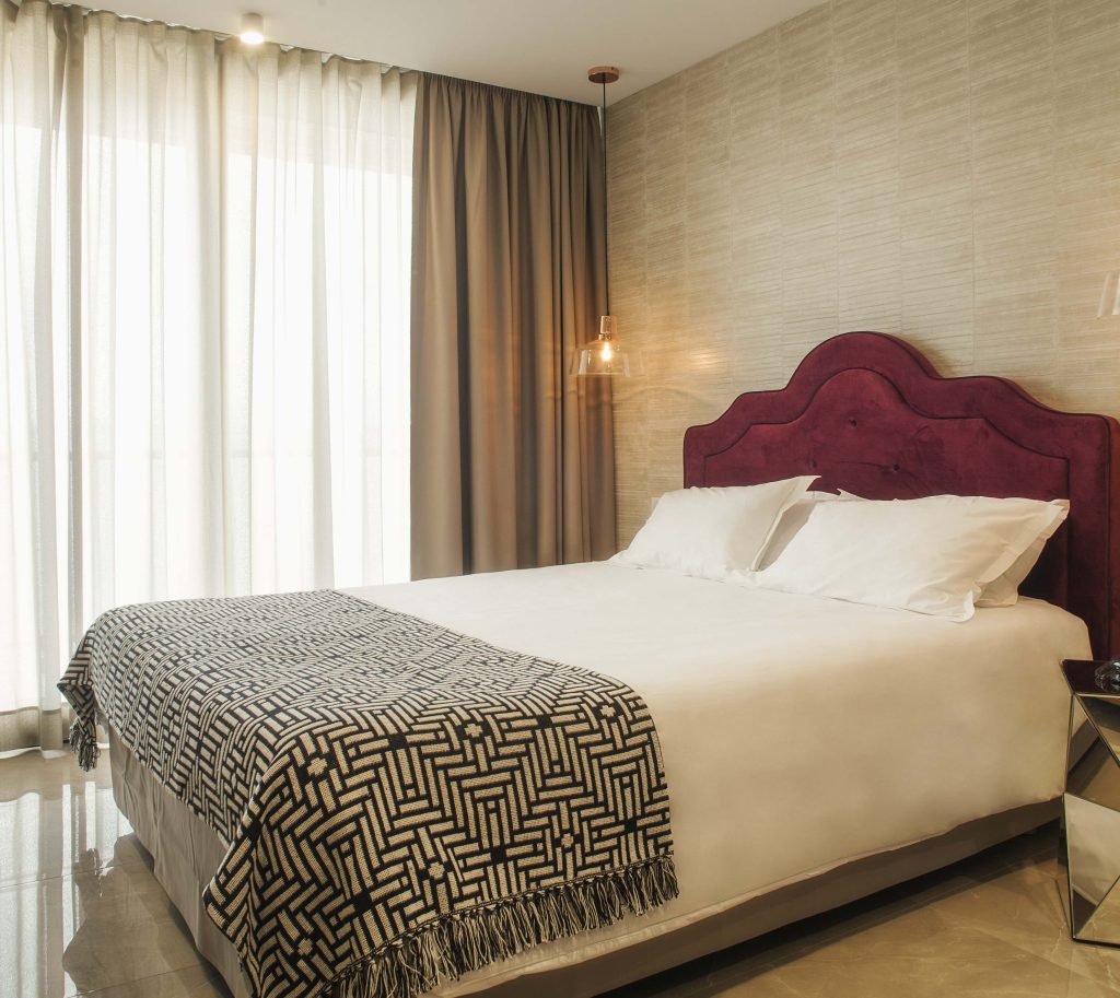 photo-chambre-confort-lit-rouge-hotel-la-pietra