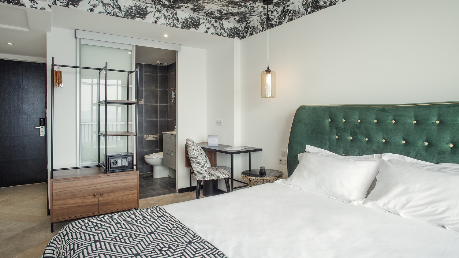 Photo - Hôtel Ile Rousse chambre confort la pietra photo-chambre-confort-lit-vert-hotel-la-pietra