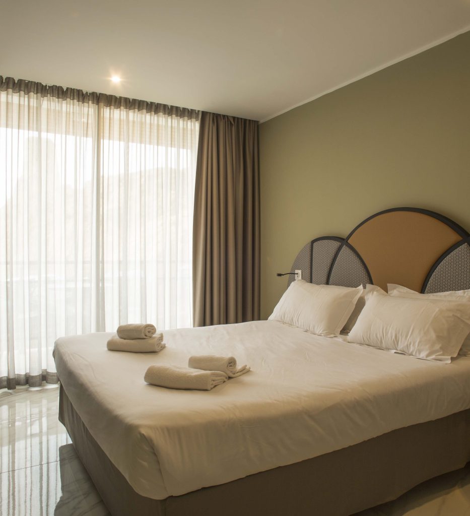 photo-room-standard-bed-hotel-la-pietra-ile-rousse