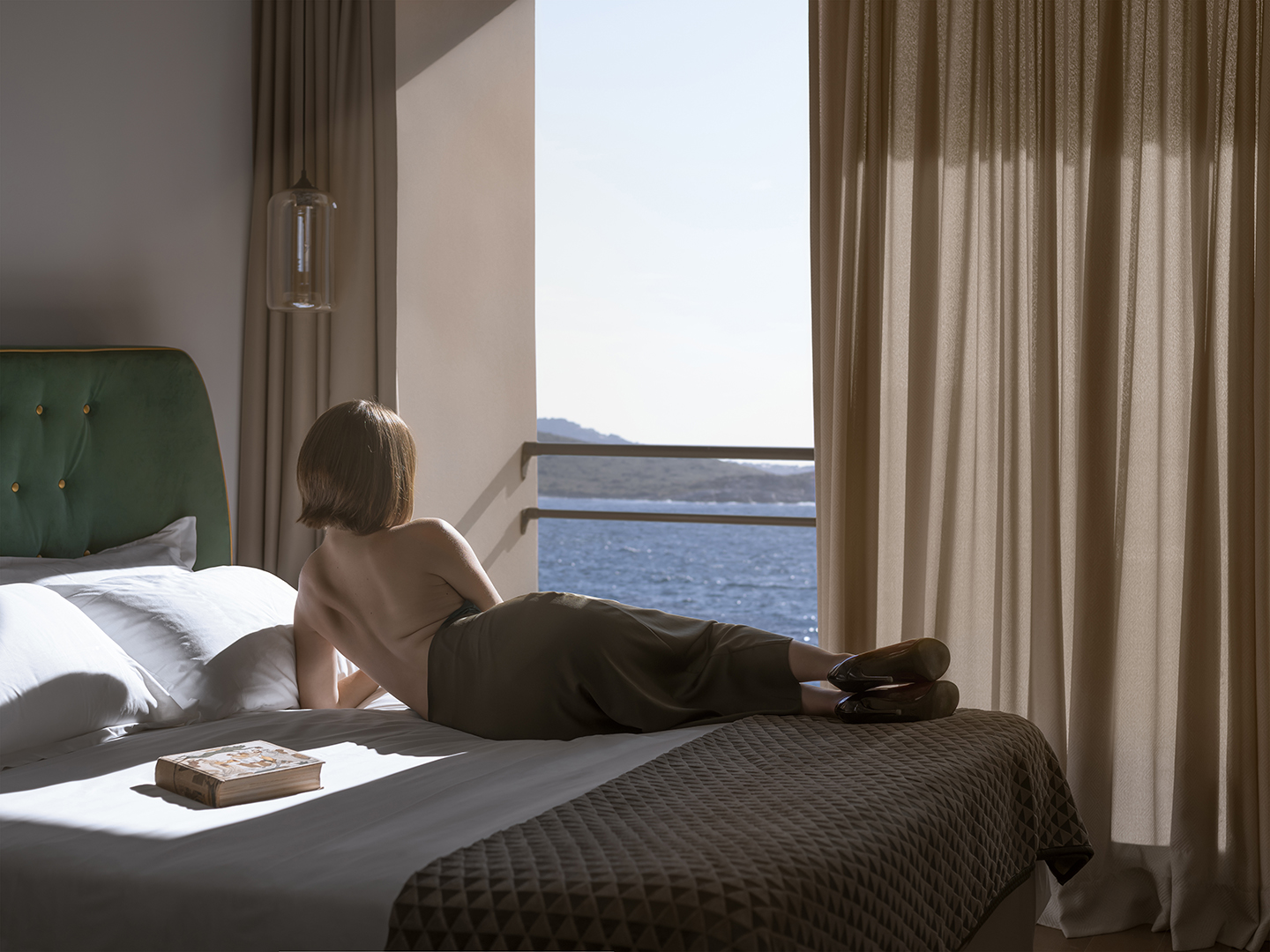 photo-chambre-femme-torse-nu-face-mer-hotel-la-pietra