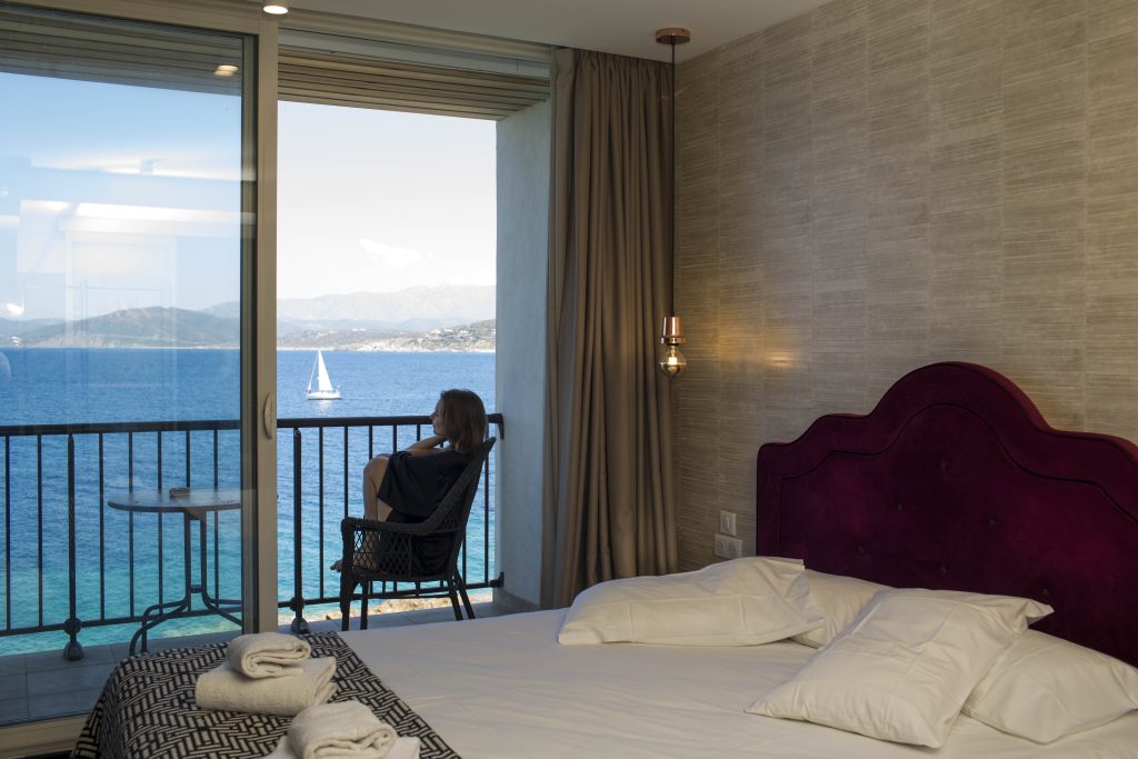 photo-chambre-femme-balcon-vue-la-pietra