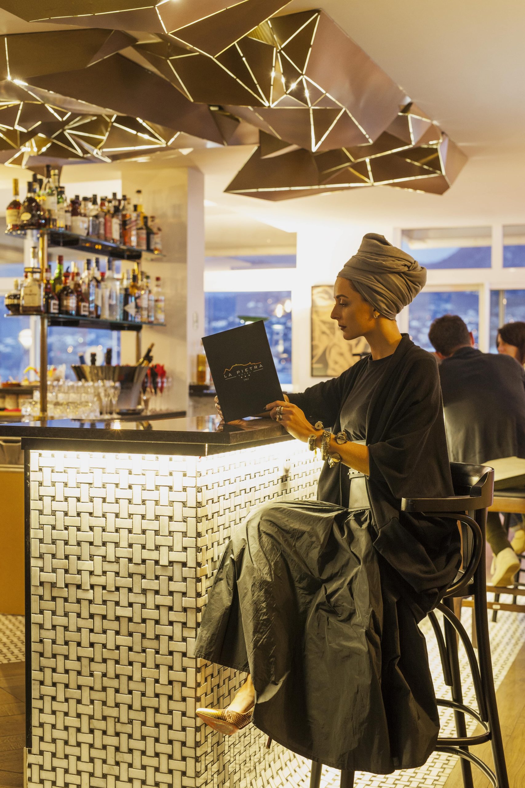 Photo - Bar Chez Mimi la pietra bar scaled photo-bar-ile-rousse-woman-turban